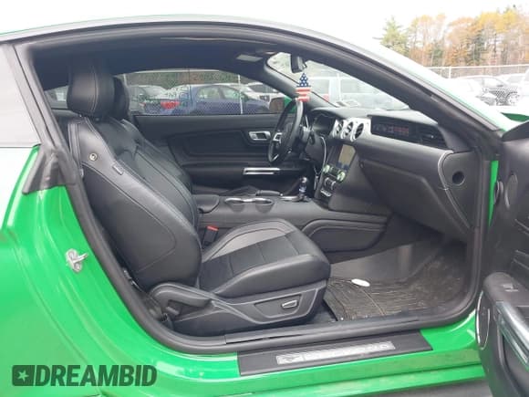 ✅ 2019 Ford Mustang GT Premium • VIN: 1FA6P8CF3K5156873 • Lot: 43633673. Wystawiony na IAAI z przebiegiem 30 947 mil. Bezpłatny archiwum sprzedaży aukcyjnych z USA i szczegółowy raport historii pojazdu na DreamBid. Zdjęcie 5.