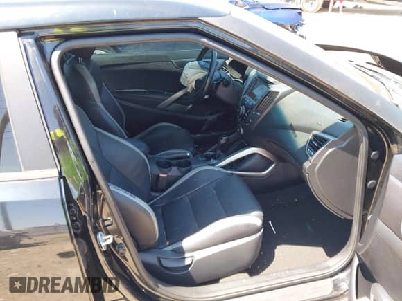 2016 Hyundai Veloster Turbo z VIN KMHTC6AE5GU281597, wystawiony jako IAAI lot #42006038 z przebiegiem 77 642 mil mil oraz . Historia ofert i sprzedaży dostępna na DreamBid. Obrazek 5.