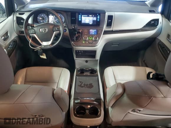 ✅ 2017 Toyota Sienna XLE • VIN: 5TDYZ3DC9HS881966 • Lot: 91714485. Wystawiony na Copart z przebiegiem 47 634 mil. Bezpłatny archiwum sprzedaży aukcyjnych z USA i szczegółowy raport historii pojazdu na DreamBid. Zdjęcie 8.