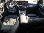 ✅ 2024 BMW i4 xDrive40 • VIN: WBY83FB06RFS93759 • Lot: 81323615. Wystawiony na Copart z przebiegiem 5 889 mil. Bezpłatny archiwum sprzedaży aukcyjnych z USA i szczegółowy raport historii pojazdu na DreamBid. Zdjęcie 8.