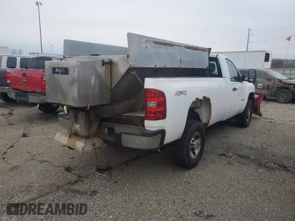 2010 Chevrolet Silverado 3500HD SRW Work Truck с VIN 1GC3KZBG3AF135364, выставлен на аукционе Copart как лот 81916204 с пробегом 8 252 миль миль и Чистый • Clean title. История ставок и продаж доступна на DreamBid. Изображение 3.