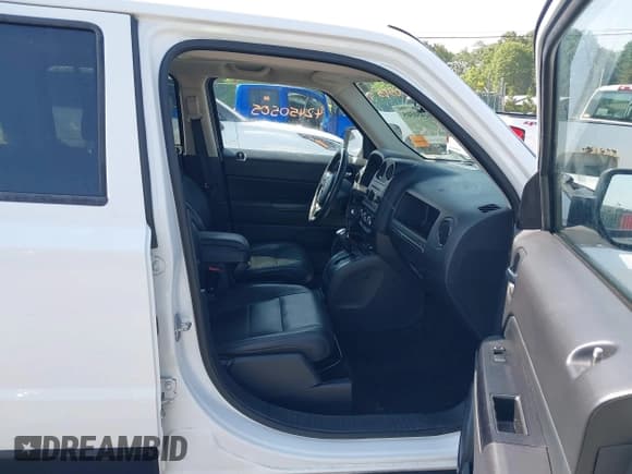 ✅ 2015 Jeep Patriot Latitude • VIN: 1C4NJPFA2FD400266 • Lot: 42450505. Wystawiony na IAAI z przebiegiem 96 939 mil. Bezpłatny archiwum sprzedaży aukcyjnych z USA i szczegółowy raport historii pojazdu na DreamBid. Zdjęcie 5.