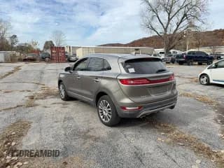 ✅ 2017 Lincoln MKC Reserve • VIN: 5LMCJ3D90HUL69989 • Lot: 93061925. Wystawiony na Copart z przebiegiem 76 735 mil. Bezpłatny archiwum sprzedaży aukcyjnych z USA i szczegółowy raport historii pojazdu na DreamBid. Zdjęcie 3.
