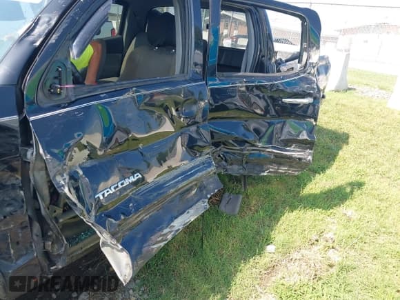 ✅ 2005 Toyota Tacoma PreRunner • VIN: 5TEJU62N05Z060534 • Lot: 42777211. Wystawiony na IAAI z przebiegiem 279 068 mil. Bezpłatny archiwum sprzedaży aukcyjnych z USA i szczegółowy raport historii pojazdu na DreamBid. Zdjęcie 6.