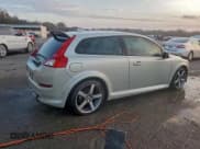 ✅ 2011 Volvo C30 • VIN: YV1672MK0B2239188 • Лот: 94183205. Опубликован ранее на Copart с пробегом 198 148 миль. Бесплатный доступ к архиву аукционных продаж из США и подробный отчёт об истории автомобиля на DreamBid. Изображение 3.