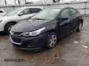 ✅ 2018 Chevrolet Cruze LS • VIN: 1G1BC5SM1J7185867 • Lot: 66072181. Wystawiony na Copart z przebiegiem 71 142 mil mil. Skorzystaj z bezpłatnego archiwum sprzedaży aukcyjnych z USA i zobacz szczegółowy raport historii pojazdu na DreamBid. Zdjęcie 2.