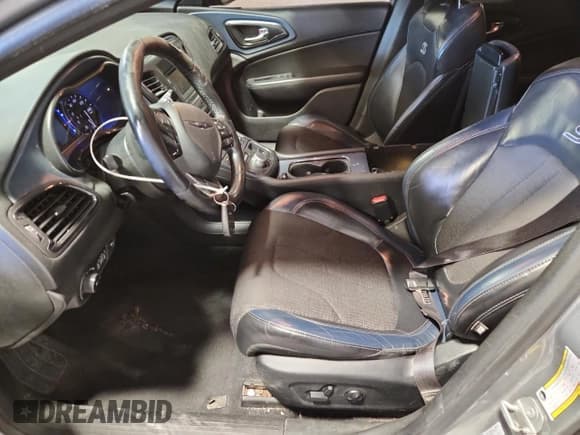 ✅ 2016 Chrysler 200 S • VIN: 1C3CCCBB5GN172966 • Lot: 91805305. Wystawiony na Copart z przebiegiem 101 576 mil. Bezpłatny archiwum sprzedaży aukcyjnych z USA i szczegółowy raport historii pojazdu na DreamBid. Zdjęcie 7.