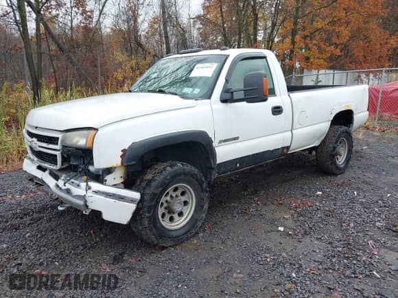 2007 Chevrolet Silverado 2500HD z VIN 1GBHK24U47E167887, wystawiony jako IAAI lot #43563092 z przebiegiem 133 727 mil mil oraz . Historia ofert i sprzedaży dostępna na DreamBid. Obrazek 17.