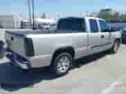 ✅ 2005 Chevrolet Silverado 1500 LS • VIN: 1GCEC19Z55Z339828 • Lot: 42303915. Wystawiony na IAAI z przebiegiem 90 509 mil mil. Skorzystaj z bezpłatnego archiwum sprzedaży aukcyjnych z USA i zobacz szczegółowy raport historii pojazdu na DreamBid. Zdjęcie 4.