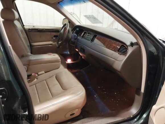 ✅ 1998 Lincoln Town Car Signature • VIN: 1LNFM82W8WY720232 • Lot: 42125723. Listed on IAAI with 132,494 mi. Free auction sales archive from the USA and detailed vehicle history report at DreamBid. Image 5.