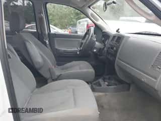 2006 Dodge Dakota ST z VIN 1D7HE28KX6S605264, wystawiony jako IAAI lot #43382774 z przebiegiem 158 571 mil mil oraz . Historia ofert i sprzedaży dostępna na DreamBid. Obrazek 5.