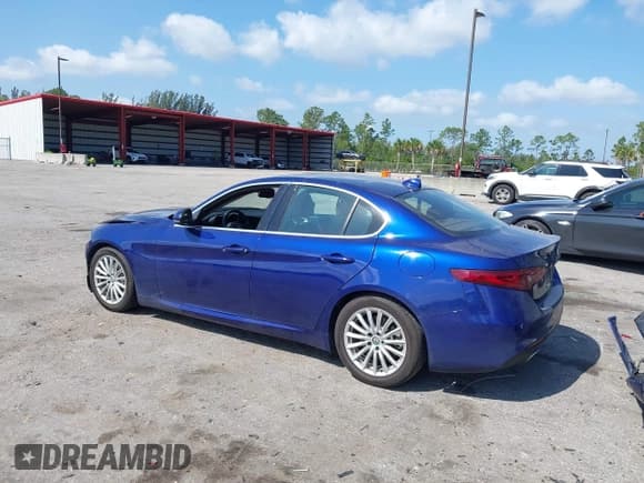 ✅ 2021 Alfa Romeo Giulia • VIN: ZARFAMAN7M7643215 • Lot: 41976004. Listed on IAAI with 33,137 mi. Free auction sales archive from the USA and detailed vehicle history report at DreamBid. Image 3.