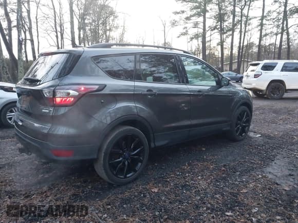 ✅ 2017 Ford Escape Titanium • VIN: 1FMCU0JD0HUC13307 • Lot: 43883887. Wystawiony na IAAI z przebiegiem 71 756 mil. Bezpłatny archiwum sprzedaży aukcyjnych z USA i szczegółowy raport historii pojazdu na DreamBid. Zdjęcie 4.