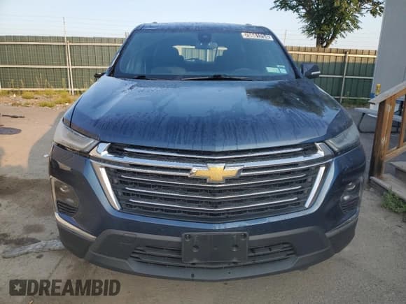 ✅ 2023 Chevrolet Traverse LT Cloth • VIN: 1GNEVGKWXPJ262654 • Lot: 70681294. Wystawiony na Copart z przebiegiem 32 537 mil. Bezpłatny archiwum sprzedaży aukcyjnych z USA i szczegółowy raport historii pojazdu na DreamBid. Zdjęcie 5.
