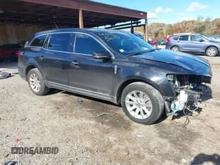 ✅ 2019 Lincoln MKT • VIN: 2LMHJ5NK1KBL00980 • Лот: 43603678. Опубликован ранее на IAAI с пробегом 137 125 миль. Бесплатный доступ к архиву аукционных продаж из США и подробный отчёт об истории автомобиля на DreamBid. Изображение 1.
