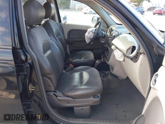 ✅ 2002 Chrysler PT Cruiser Limited • VIN: 3C8FY68B32T281923 • Lot: 43808783. Wystawiony na IAAI z przebiegiem 67 736 mil. Bezpłatny archiwum sprzedaży aukcyjnych z USA i szczegółowy raport historii pojazdu na DreamBid. Zdjęcie 5.