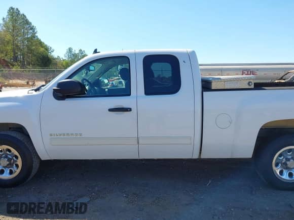 2012 Chevrolet Silverado 1500 LS z VIN 1GCRCREA3CZ307330, wystawiony jako IAAI lot #43374623 z przebiegiem 385 367 mil mil oraz . Historia ofert i sprzedaży dostępna na DreamBid. Obrazek 14.