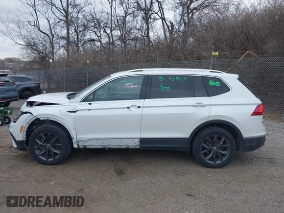 ✅ 2023 Volkswagen Tiguan SE • VIN: 3VV2B7AX8PM062519 • Lot: 41541819. Wystawiony na IAAI z przebiegiem 93 873 mil. Bezpłatny archiwum sprzedaży aukcyjnych z USA i szczegółowy raport historii pojazdu na DreamBid. Zdjęcie 14.