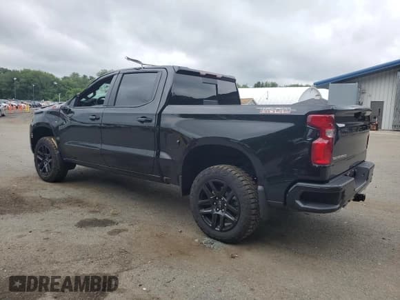 ✅ 2024 Chevrolet Silverado 1500 LT Trail Boss • VIN: 3GCUDFEL8RG262160 • Lot: 64644755. Wystawiony na Copart z przebiegiem 9 866 mil. Bezpłatny archiwum sprzedaży aukcyjnych z USA i szczegółowy raport historii pojazdu na DreamBid. Zdjęcie 2.