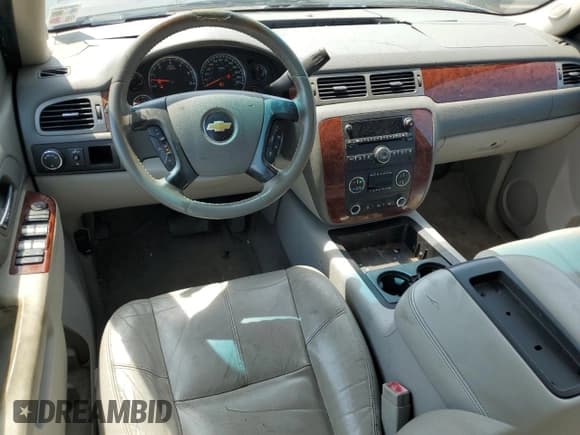 ✅ 2010 Chevrolet Suburban LT • VIN: 1GNUCJE08AR282271 • Lot: 69958304. Wystawiony na Copart z przebiegiem 252 836 mil. Bezpłatny archiwum sprzedaży aukcyjnych z USA i szczegółowy raport historii pojazdu na DreamBid. Zdjęcie 8.