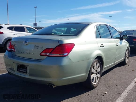 ✅ 2005 Toyota Avalon XLS • VIN: 4T1BK36B45U061215 • Lot: 43488904. Listed on IAAI with 162,818 mi. Free auction sales archive from the USA and detailed vehicle history report at DreamBid. Image 4.