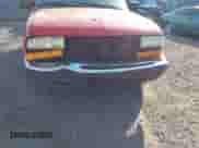 1999 Chevrolet Blazer LT z VIN 1GNDT13WXX2177269, wystawiony jako IAAI lot #42095422 z przebiegiem 210 049 mil mil oraz . Historia ofert i sprzedaży dostępna na DreamBid. Obrazek 6.