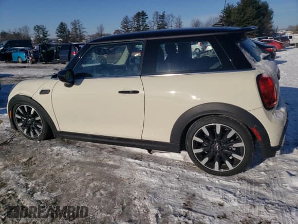 ✅ 2022 MINI Hardtop Cooper S • VIN: WMW53DH03N2R73889 • Lot: 88246445. Wystawiony na Copart z przebiegiem 18 111 mil. Bezpłatny archiwum sprzedaży aukcyjnych z USA i szczegółowy raport historii pojazdu na DreamBid. Zdjęcie 2.