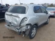 ✅ 2020 Chevrolet Trax LS • VIN: KL7CJKSB0LB312202 • Lot: 43736937. Wystawiony na IAAI z przebiegiem 45 557 mil. Bezpłatny archiwum sprzedaży aukcyjnych z USA i szczegółowy raport historii pojazdu na DreamBid. Zdjęcie 4.