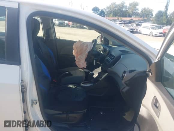 2015 Chevrolet Sonic LS z VIN 1G1JA5SG0F4118892, wystawiony jako IAAI lot #43427632 z przebiegiem 42 348 mil mil oraz . Historia ofert i sprzedaży dostępna na DreamBid. Obrazek 5.