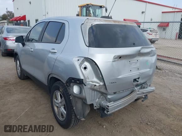 ✅ 2020 Chevrolet Trax LS • VIN: KL7CJKSB0LB312202 • Lot: 43736937. Wystawiony na IAAI z przebiegiem 45 557 mil. Bezpłatny archiwum sprzedaży aukcyjnych z USA i szczegółowy raport historii pojazdu na DreamBid. Zdjęcie 3.