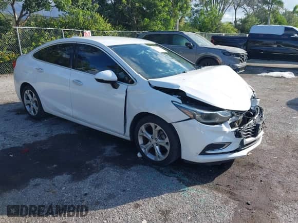 2017 Chevrolet Cruze Premier z VIN 1G1BF5SM8H7267631, wystawiony jako IAAI lot #43521640 z przebiegiem 111 180 mil mil oraz . Historia ofert i sprzedaży dostępna na DreamBid. Obrazek 1.