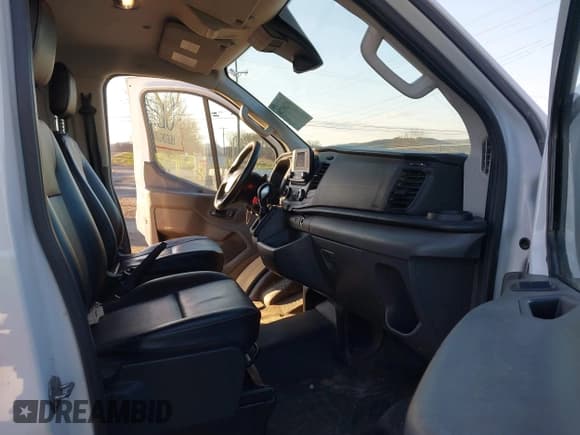 ✅ 2020 Ford Transit Cargo • VIN: 1FTBR1Y88LKA06393 • Lot: 41283124. Wystawiony na IAAI z przebiegiem 229 589 mil. Bezpłatny archiwum sprzedaży aukcyjnych z USA i szczegółowy raport historii pojazdu na DreamBid. Zdjęcie 5.