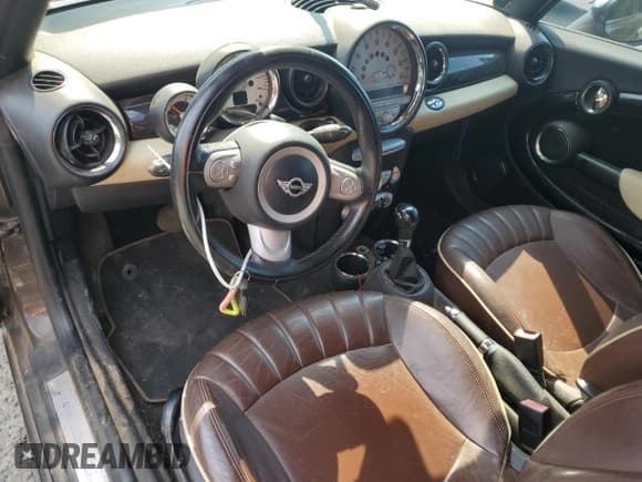 ✅ 2009 MINI Convertible • VIN: WMWMR33549TU95439 • Lot: 68101875. Wystawiony na Copart z przebiegiem 100 140 mil. Bezpłatny archiwum sprzedaży aukcyjnych z USA i szczegółowy raport historii pojazdu na DreamBid. Zdjęcie 8.