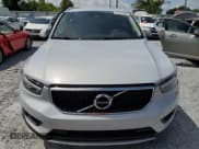 ✅ 2022 Volvo XC40 Momentum • VIN: YV4AC2HK4N2720066 • Lot: 63227035. Wystawiony na Copart z przebiegiem 126 629 mil. Bezpłatny archiwum sprzedaży aukcyjnych z USA i szczegółowy raport historii pojazdu na DreamBid. Zdjęcie 5.