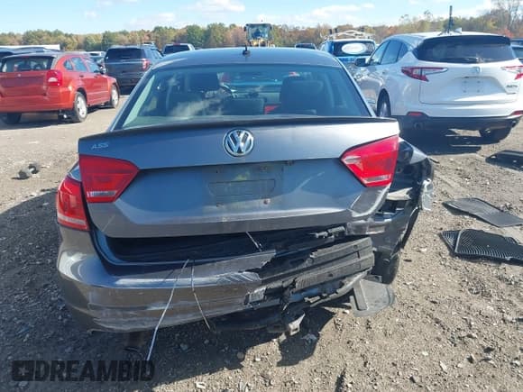 ✅ 2013 Volkswagen Passat S • VIN: 1VWAH7A3XDC055975 • Lot: 43501927. Wystawiony na IAAI z przebiegiem 163 421 mil. Bezpłatny archiwum sprzedaży aukcyjnych z USA i szczegółowy raport historii pojazdu na DreamBid. Zdjęcie 16.