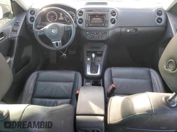 ✅ 2017 Volkswagen Tiguan Sport • VIN: WVGUV7AX6HK022572 • Lot: 86176335. Wystawiony na Copart z przebiegiem 78 976 mil. Bezpłatny archiwum sprzedaży aukcyjnych z USA i szczegółowy raport historii pojazdu na DreamBid. Zdjęcie 8.