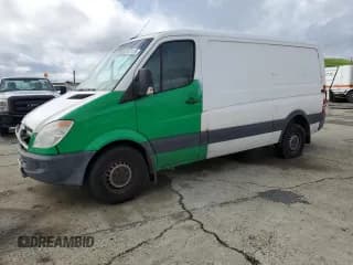 ✅ 2013 Mercedes-Benz Sprinter Cargo • VIN: WD3PE7CC4D5727613 • Lot: 49276155. Wystawiony na Copart z przebiegiem 195 156 mil. Bezpłatny archiwum sprzedaży aukcyjnych z USA i szczegółowy raport historii pojazdu na DreamBid. Zdjęcie 1.