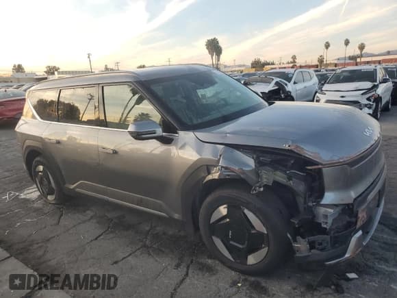 ✅ 2024 Kia EV9 Wind • VIN: KNDAFFS52R6037592 • Lot: 90968825. Wystawiony na Copart z przebiegiem 19 246 mil. Bezpłatny archiwum sprzedaży aukcyjnych z USA i szczegółowy raport historii pojazdu na DreamBid. Zdjęcie 4.