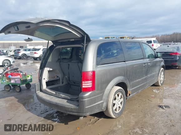 ✅ 2010 Chrysler Town & Country LX • VIN: 2A4RR2D16AR387179 • Lot: 41410509. Wystawiony na IAAI z przebiegiem 209 506 mil. Bezpłatny archiwum sprzedaży aukcyjnych z USA i szczegółowy raport historii pojazdu na DreamBid. Zdjęcie 4.