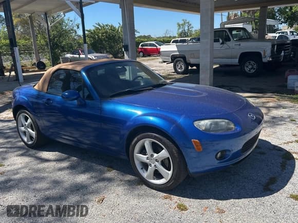 ✅ 2006 Mazda MX-5 Miata Grand Touring • VIN: JM1NC25F960118773 • Lot: 49919855. Wystawiony na Copart z przebiegiem Nie podano. Bezpłatny archiwum sprzedaży aukcyjnych z USA i szczegółowy raport historii pojazdu na DreamBid. Zdjęcie 1.