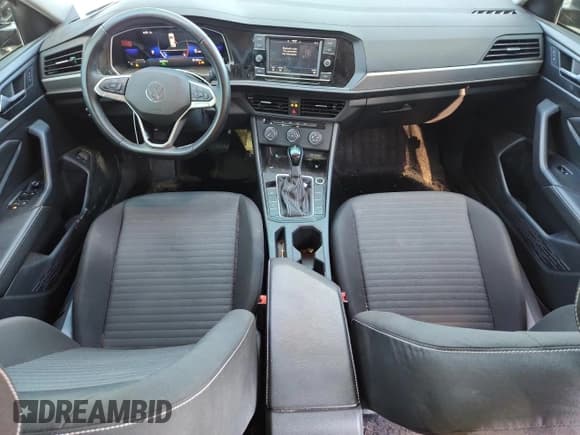 ✅ 2024 Volkswagen Jetta S • VIN: 3VW5M7BU0RM000512 • Lot: 82249785. Wystawiony na Copart z przebiegiem 26 599 mil. Bezpłatny archiwum sprzedaży aukcyjnych z USA i szczegółowy raport historii pojazdu na DreamBid. Zdjęcie 8.