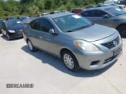 ✅ 2013 Nissan Versa S Plus • VIN: 3N1CN7AP0DL875884 • Lot: 42947594. Wystawiony na IAAI z przebiegiem 159 407 mil. Bezpłatny archiwum sprzedaży aukcyjnych z USA i szczegółowy raport historii pojazdu na DreamBid. Zdjęcie 1.