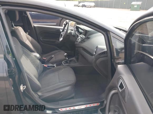 ✅ 2018 Ford Fiesta ST • VIN: 3FADP4GX4JM103174 • Lot: 43616487. Wystawiony na IAAI z przebiegiem 117 435 mil. Bezpłatny archiwum sprzedaży aukcyjnych z USA i szczegółowy raport historii pojazdu na DreamBid. Zdjęcie 5.