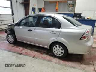 2009 Chevrolet Aveo LS z VIN KL1TD56E79B317607, wystawiony jako Copart lot #84803254 z przebiegiem 84 242 mil mil oraz Szkoda całkowita • Salvage title. Historia ofert i sprzedaży dostępna na DreamBid. Obrazek 2.