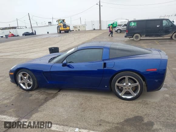 ✅ 2006 Chevrolet Corvette • VIN: 1G1YY26U065101335 • Lot: 43752836. Wystawiony na IAAI z przebiegiem 51 663 mil. Bezpłatny archiwum sprzedaży aukcyjnych z USA i szczegółowy raport historii pojazdu na DreamBid. Zdjęcie 14.