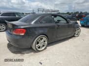 ✅ 2012 BMW 1 Series 135i • VIN: WBAUC9C5XCVM12807 • Лот: 61680225. Опубликован ранее на Copart с пробегом 117 314 миль. Бесплатный доступ к архиву аукционных продаж из США и подробный отчёт об истории автомобиля на DreamBid. Изображение 3.