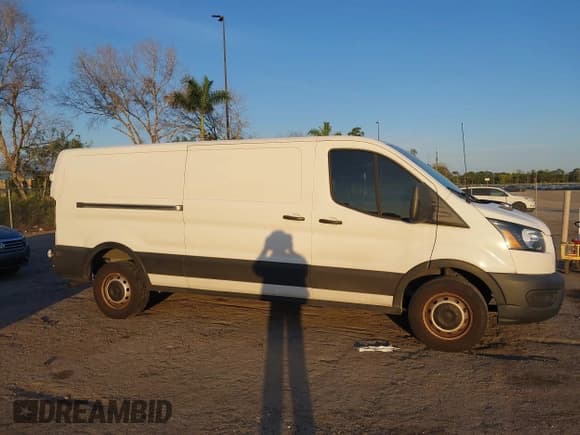 ✅ 2020 Ford Transit Cargo • VIN: 1FTBR1Y81LKB45460 • Lot: 41496961. Wystawiony na IAAI z przebiegiem 45 534 mil. Bezpłatny archiwum sprzedaży aukcyjnych z USA i szczegółowy raport historii pojazdu na DreamBid. Zdjęcie 13.