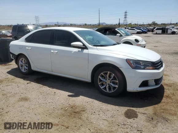 ✅ 2018 Volkswagen Passat S • VIN: 1VWAA7A38JC000585 • Lot: 61221485. Wystawiony na Copart z przebiegiem 86 765 mil. Bezpłatny archiwum sprzedaży aukcyjnych z USA i szczegółowy raport historii pojazdu na DreamBid. Zdjęcie 4.