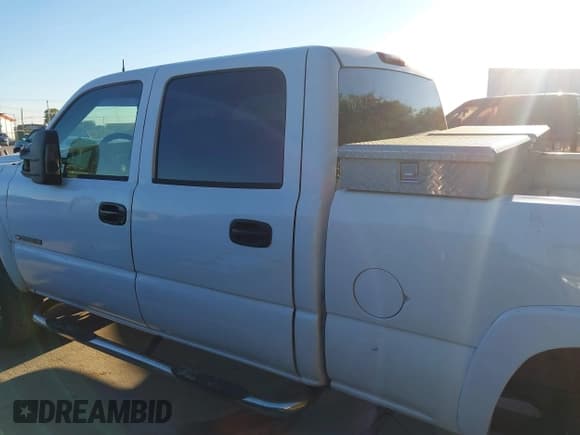 ✅ 2005 Chevrolet Silverado 2500HD LT • VIN: 1GCHC23U75F883040 • Lot: 43643562. Wystawiony na IAAI z przebiegiem 268 370 mil. Bezpłatny archiwum sprzedaży aukcyjnych z USA i szczegółowy raport historii pojazdu na DreamBid. Zdjęcie 14.