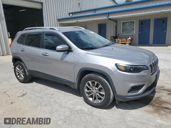 ✅ 2019 Jeep Cherokee Latitude Plus • VIN: 1C4PJMLB2KD181257 • Lot: 68621945. Wystawiony na Copart z przebiegiem 99 981 mil. Bezpłatny archiwum sprzedaży aukcyjnych z USA i szczegółowy raport historii pojazdu na DreamBid. Zdjęcie 4.